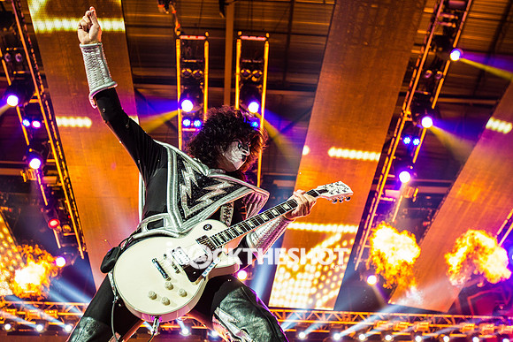 kiss-at-covelli-papeo-4