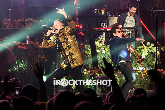 macklemore-and-ryan-lewis-at-the-theater-at-madison-square-garden-10