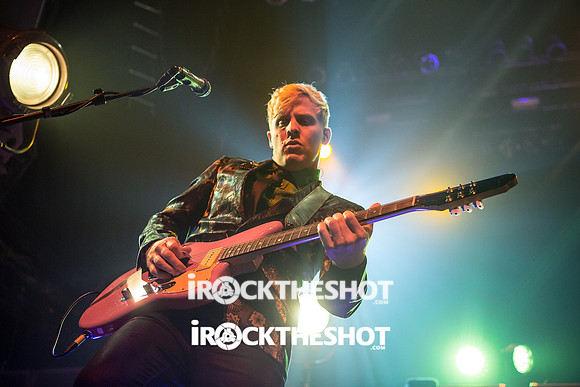 neon trees at terminal 5-18