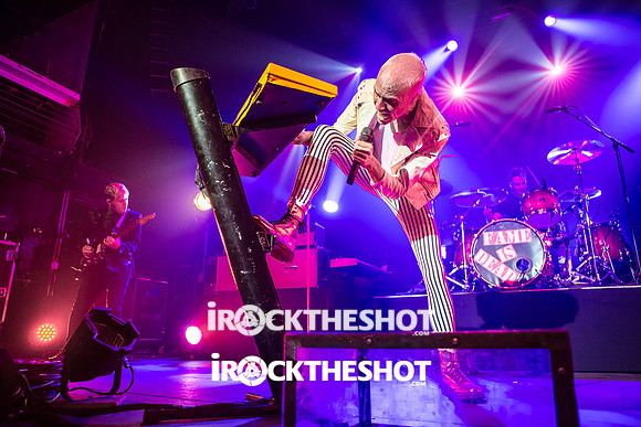neon trees at terminal 5-5