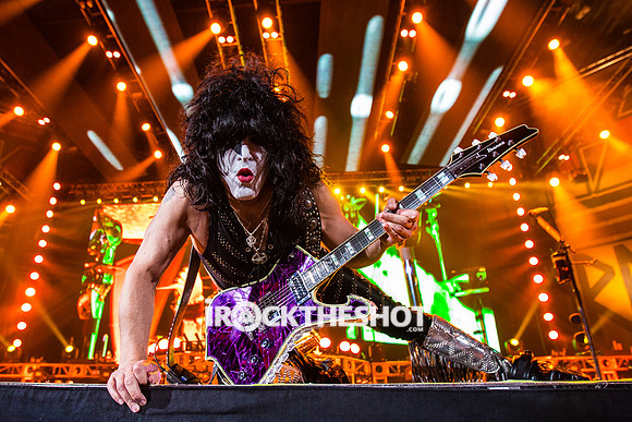 kiss-at-covelli-papeo-18