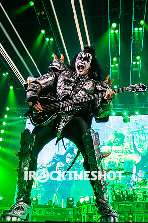 kiss-at-covelli-papeo-24