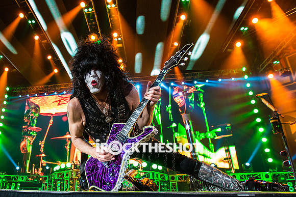 kiss-at-covelli-papeo-16