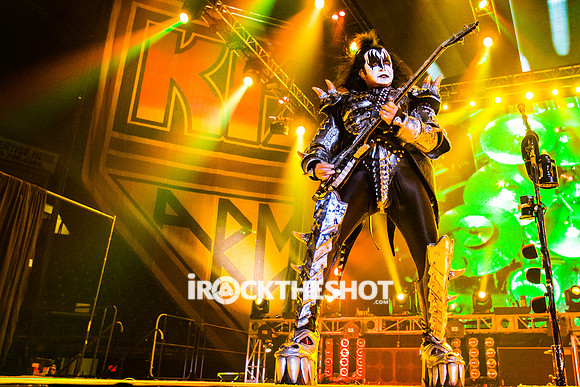 kiss-at-covelli-papeo-17