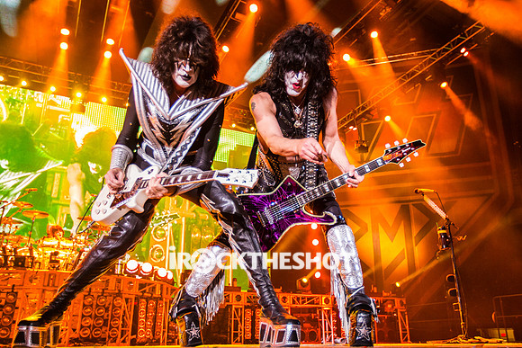 kiss-at-covelli-papeo-19