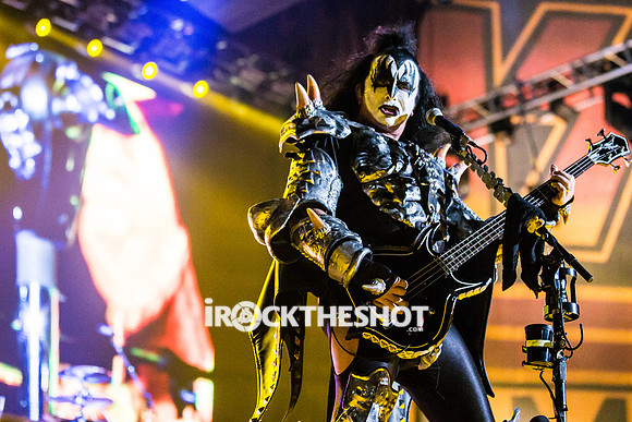 kiss-at-covelli-papeo-22