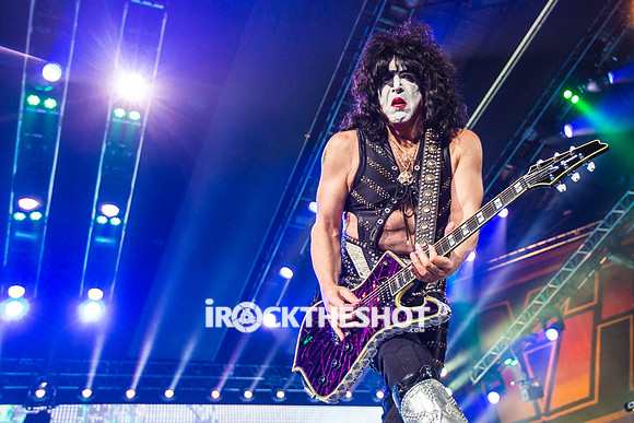 kiss-at-covelli-papeo-23