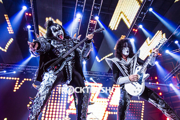 kiss-at-covelli-papeo-3