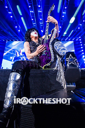 kiss-at-covelli-papeo-14