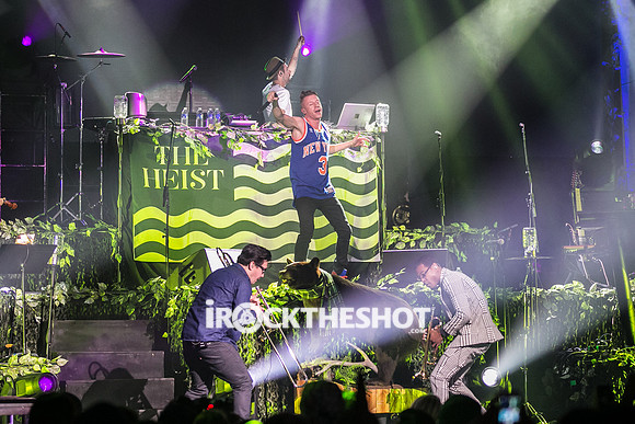 macklemore-and-ryan-lewis-at-the-theater-at-madison-square-garden-23