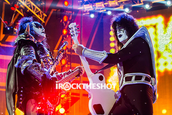 kiss-at-covelli-papeo-7