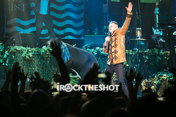 macklemore-and-ryan-lewis-at-the-theater-at-madison-square-garden-7