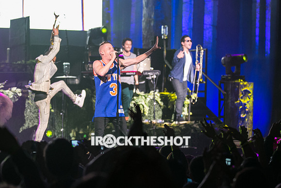 macklemore-and-ryan-lewis-at-the-theater-at-madison-square-garden-17