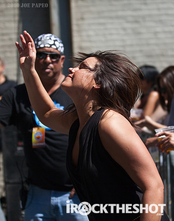 Rachel Ray dancing to J Roddy Walston & The Business