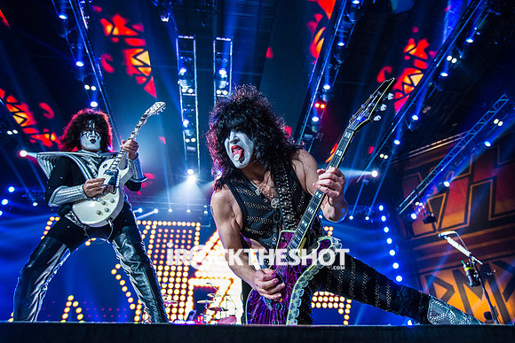 kiss-at-covelli-papeo-10