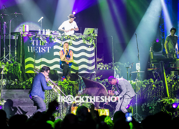 macklemore-and-ryan-lewis-at-the-theater-at-madison-square-garden-22