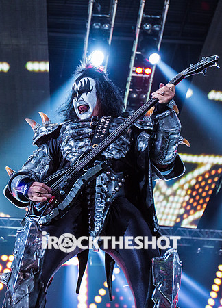 kiss-at-covelli-papeo-2