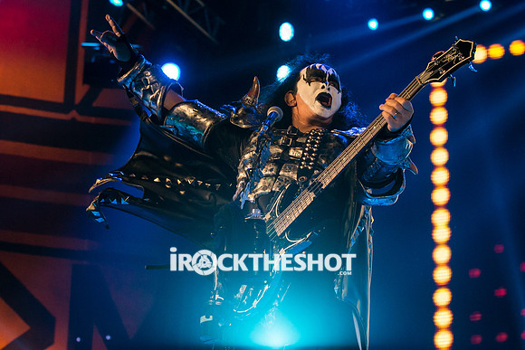 kiss-at-covelli-papeo-5