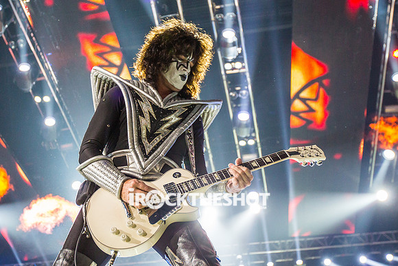 kiss-at-covelli-papeo-11