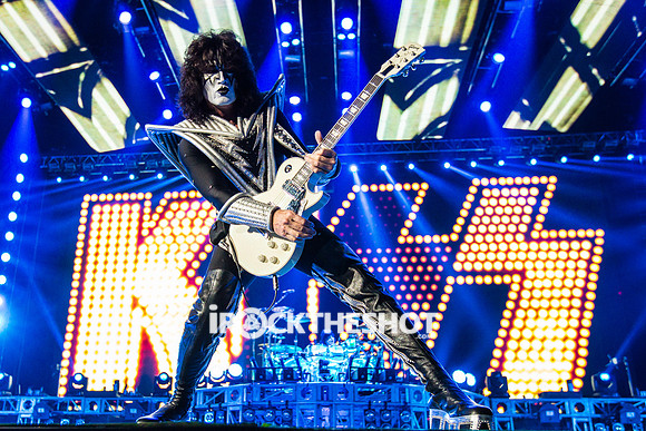 kiss-at-covelli-papeo-8