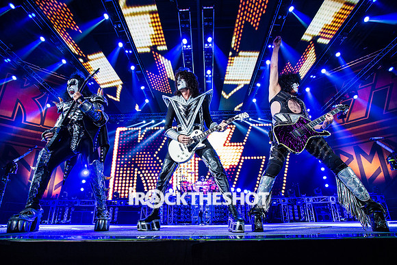kiss-at-covelli-papeo-1