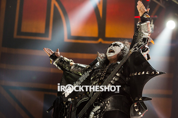 kiss-at-covelli-papeo-12